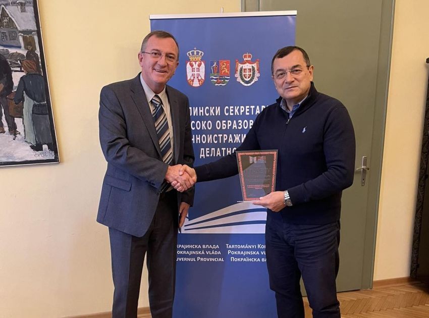 Uručena plaketa prof. dr Zoranu Miloševiću, pokrajinskom sekretaru za visoko obrazovanje i naučnoistraživačku delatnost